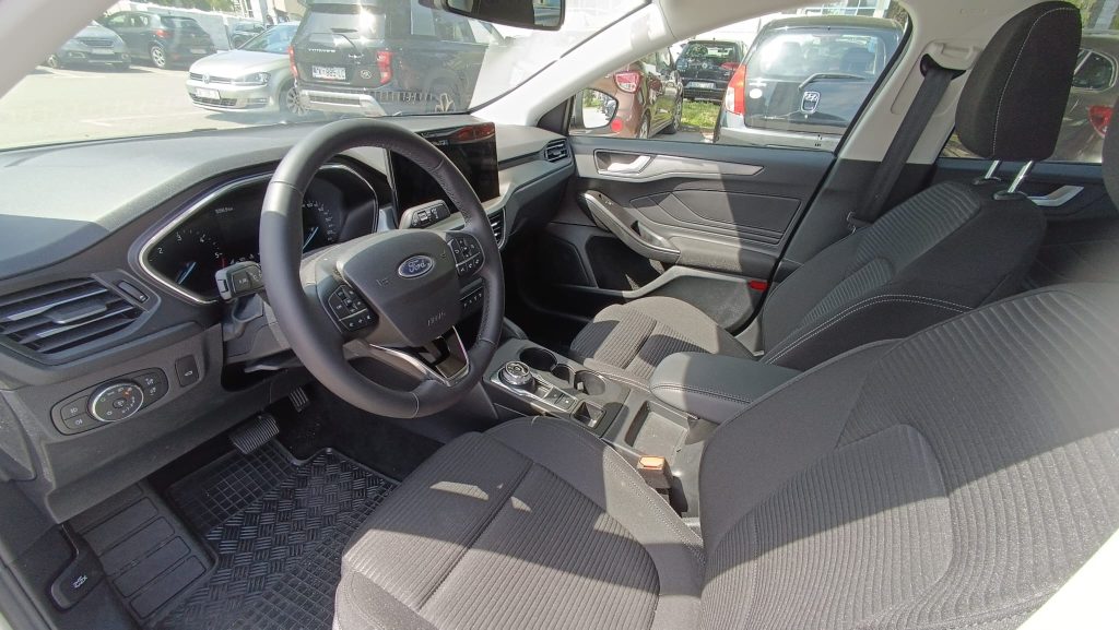 unutrašnjost auta ford focus apex driving najam auta