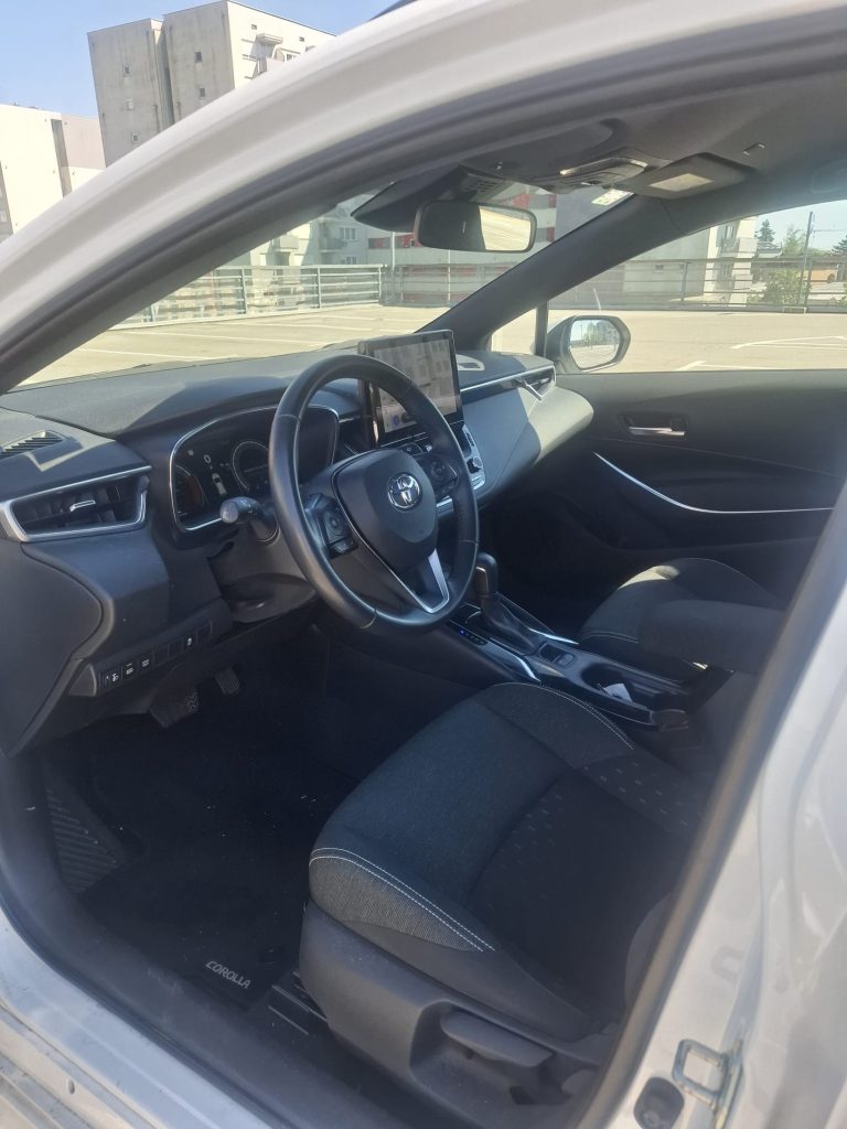 apex driving toyota2 unutrašnjost auta najam vozila